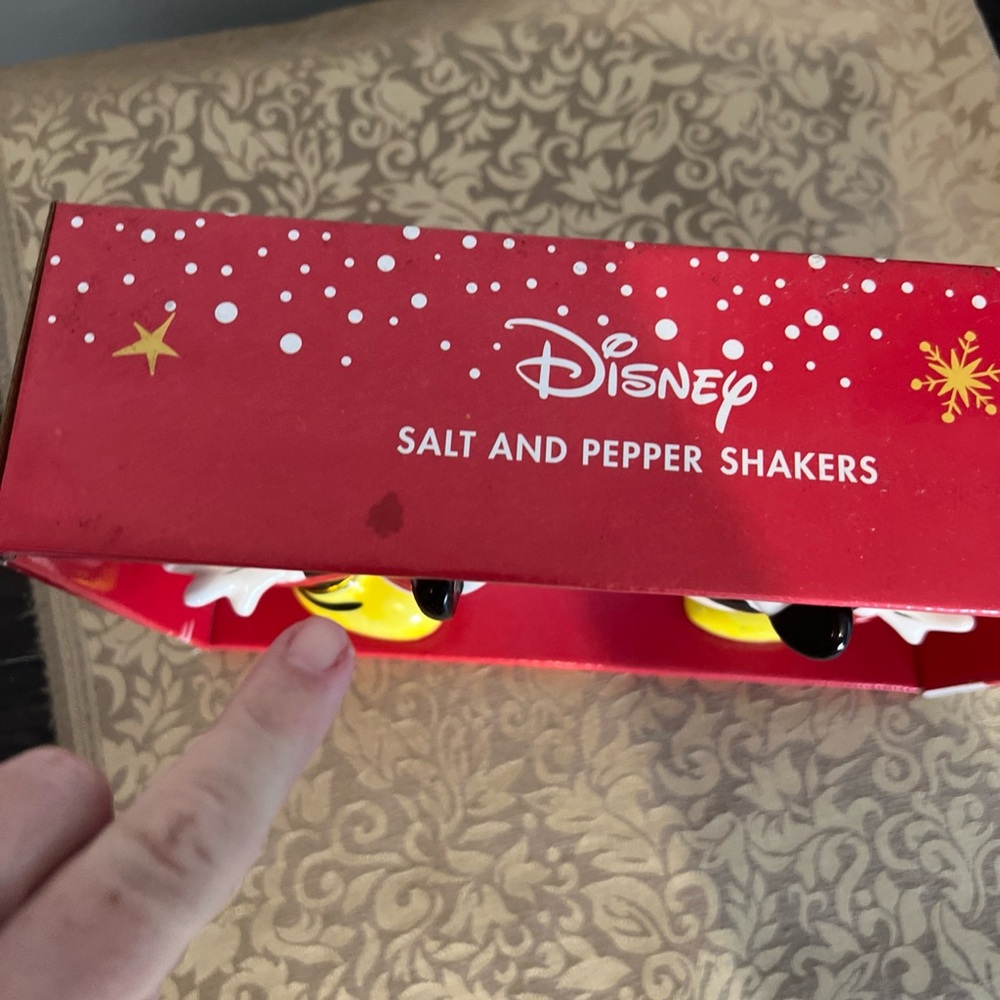 Disney Salt and Pepper Shakers Mickey and Minnie Mouse Kissing Christmas New - Picture 4 of 8